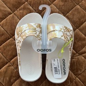 OOFOS - WOMEN'S OOAHH LIMITED SLIDE SANDAL - SAHARA GOLD